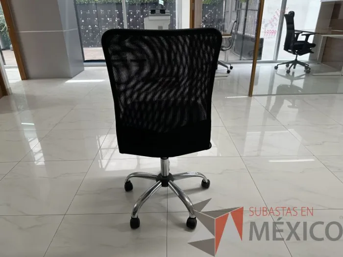 Lote 008 - Silla operativa con ruedas, respaldo en malla y asiento en tela color negro - Imagen 4