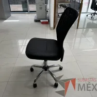 Lote 008 - Silla operativa con ruedas, respaldo en malla y asiento en tela color negro - Imagen 5