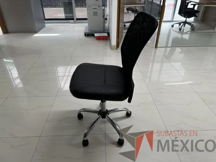 Lote 008 - Silla operativa con ruedas, respaldo en malla y asiento en tela color negro - Imagen 5