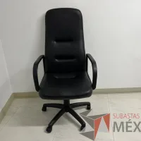Lote 042 - Silla operativa con ruedas, descansabrazos, asiento y respaldo color negro