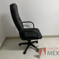Lote 042 - Silla operativa con ruedas, descansabrazos, asiento y respaldo color negro - Imagen 3