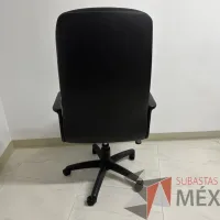 Lote 042 - Silla operativa con ruedas, descansabrazos, asiento y respaldo color negro - Imagen 4