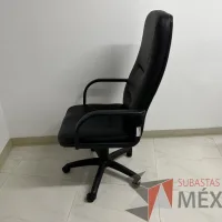 Lote 042 - Silla operativa con ruedas, descansabrazos, asiento y respaldo color negro - Imagen 5