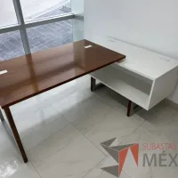 Lote 032 - Escritorio en escuadra recargado sobre credenza con orificios para cable