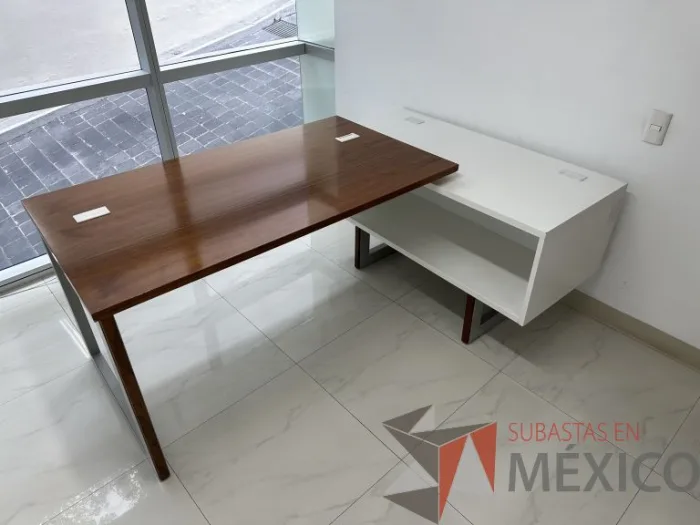 Lote 032 - Escritorio en escuadra recargado sobre credenza con orificios para cable