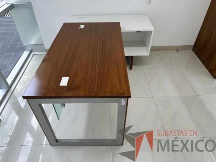 Lote 032 - Escritorio en escuadra recargado sobre credenza con orificios para cable - Imagen 3