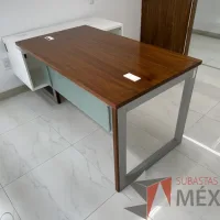Lote 032 - Escritorio en escuadra recargado sobre credenza con orificios para cable - Imagen 4