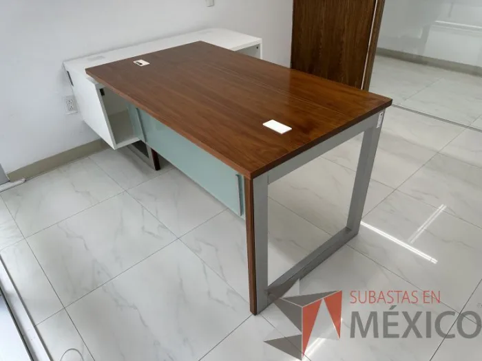 Lote 032 - Escritorio en escuadra recargado sobre credenza con orificios para cable - Imagen 4