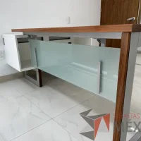 Lote 032 - Escritorio en escuadra recargado sobre credenza con orificios para cable - Imagen 5