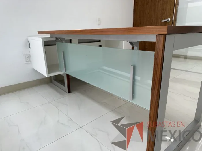 Lote 032 - Escritorio en escuadra recargado sobre credenza con orificios para cable - Imagen 5