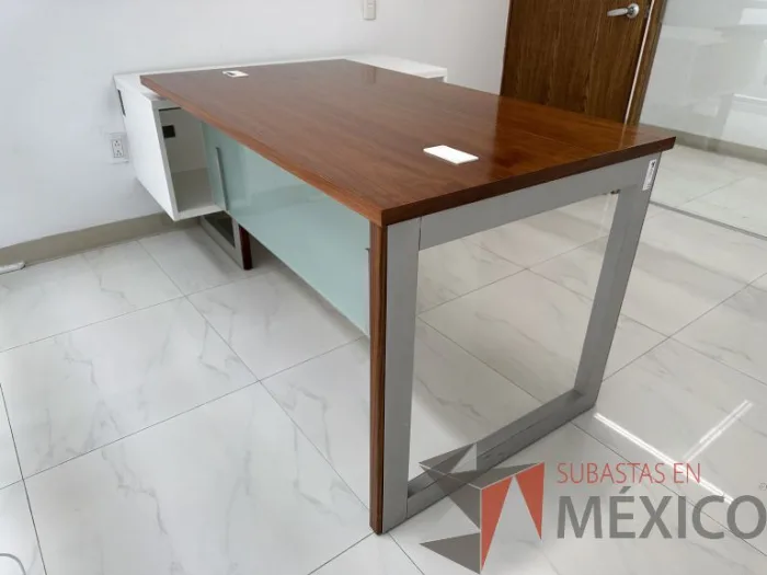 Lote 032 - Escritorio en escuadra recargado sobre credenza con orificios para cable - Imagen 6