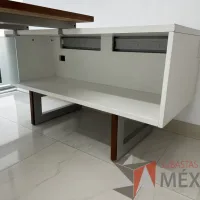Lote 032 - Escritorio en escuadra recargado sobre credenza con orificios para cable - Imagen 7
