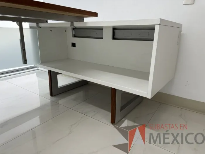 Lote 032 - Escritorio en escuadra recargado sobre credenza con orificios para cable - Imagen 7