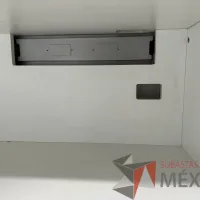 Lote 032 - Escritorio en escuadra recargado sobre credenza con orificios para cable - Imagen 8