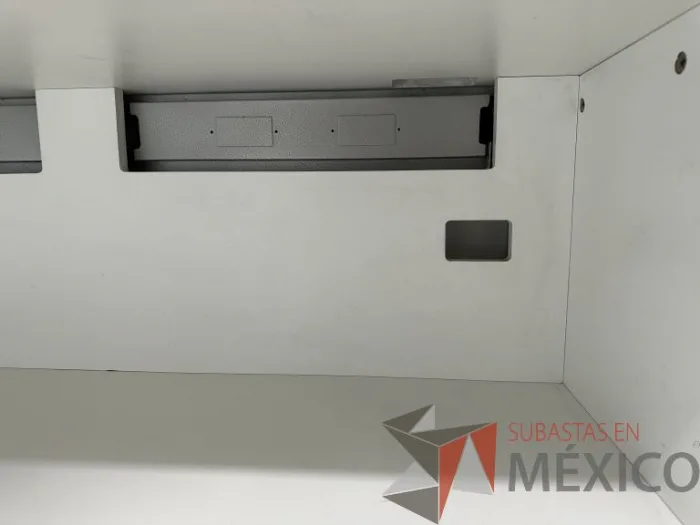 Lote 032 - Escritorio en escuadra recargado sobre credenza con orificios para cable - Imagen 8