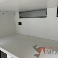 Lote 032 - Escritorio en escuadra recargado sobre credenza con orificios para cable - Imagen 9