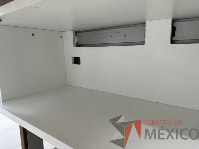 Lote 032 - Escritorio en escuadra recargado sobre credenza con orificios para cable - Imagen 9