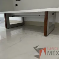 Lote 032 - Escritorio en escuadra recargado sobre credenza con orificios para cable - Imagen 10