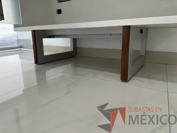 Lote 032 - Escritorio en escuadra recargado sobre credenza con orificios para cable - Imagen 10