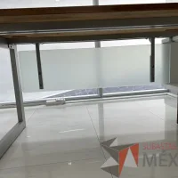 Lote 032 - Escritorio en escuadra recargado sobre credenza con orificios para cable - Imagen 11