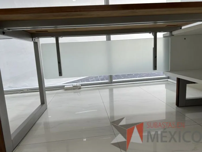 Lote 032 - Escritorio en escuadra recargado sobre credenza con orificios para cable - Imagen 11