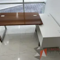 Lote 032 - Escritorio en escuadra recargado sobre credenza con orificios para cable - Imagen 12
