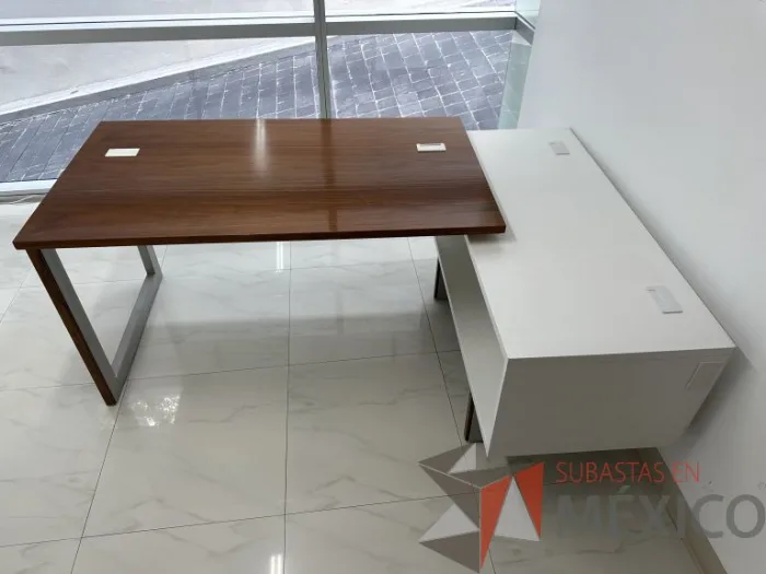 Lote 032 - Escritorio en escuadra recargado sobre credenza con orificios para cable - Imagen 12