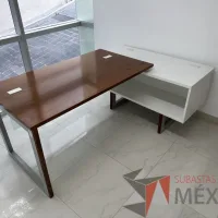 Lote 032 - Escritorio en escuadra recargado sobre credenza con orificios para cable - Imagen 13