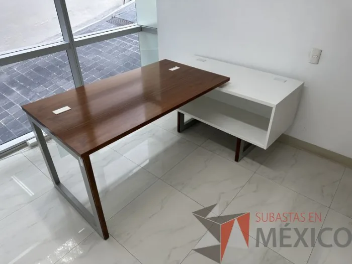 Lote 032 - Escritorio en escuadra recargado sobre credenza con orificios para cable - Imagen 13