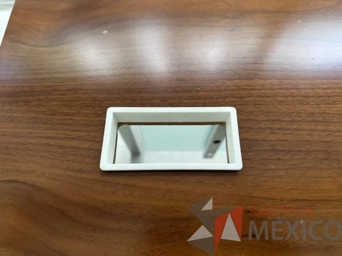 Lote 032 - Escritorio en escuadra recargado sobre credenza con orificios para cable - Imagen 14