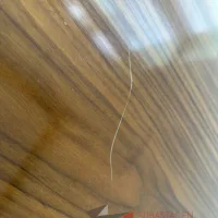 Lote 032 - Escritorio en escuadra recargado sobre credenza con orificios para cable - Imagen 15
