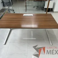 Lote 033 - Escritorio rectangular con estructura metálica y cubierta color café con orificio para cable