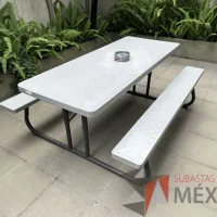 Lote 017 - Mesa rectangular con 2 bancas de plástico para terraza - Imagen 2