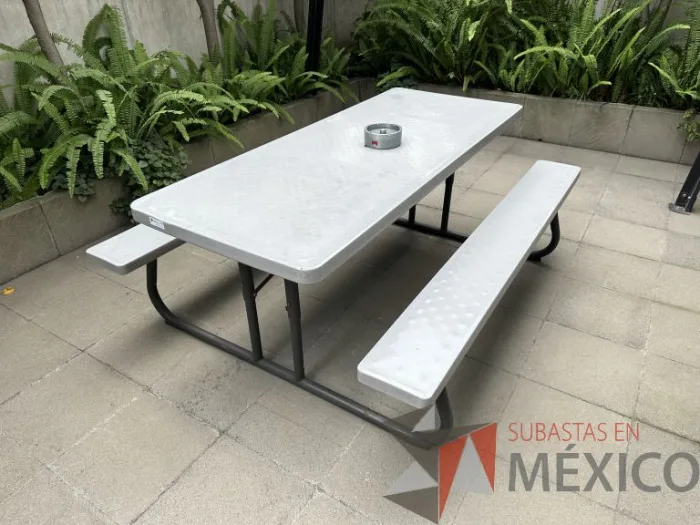Lote 017 - Mesa rectangular con 2 bancas de plástico para terraza - Imagen 2