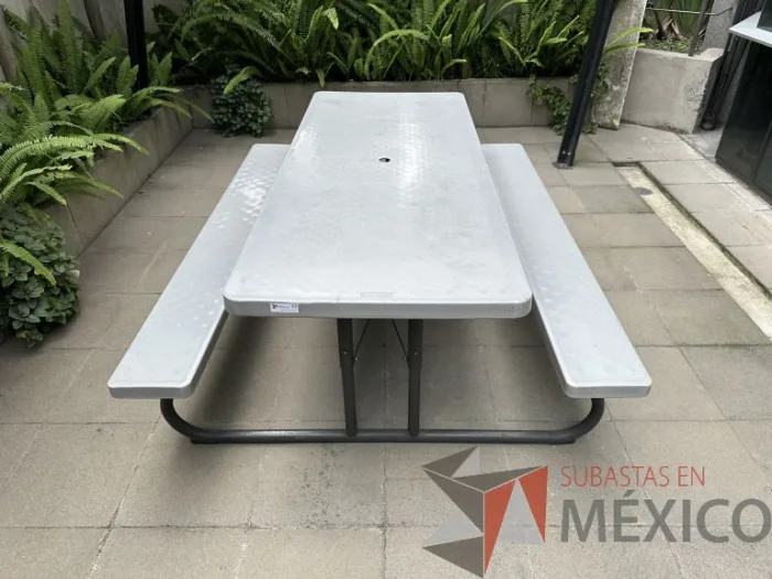 Lote 017 - Mesa rectangular con 2 bancas de plástico para terraza - Imagen 3