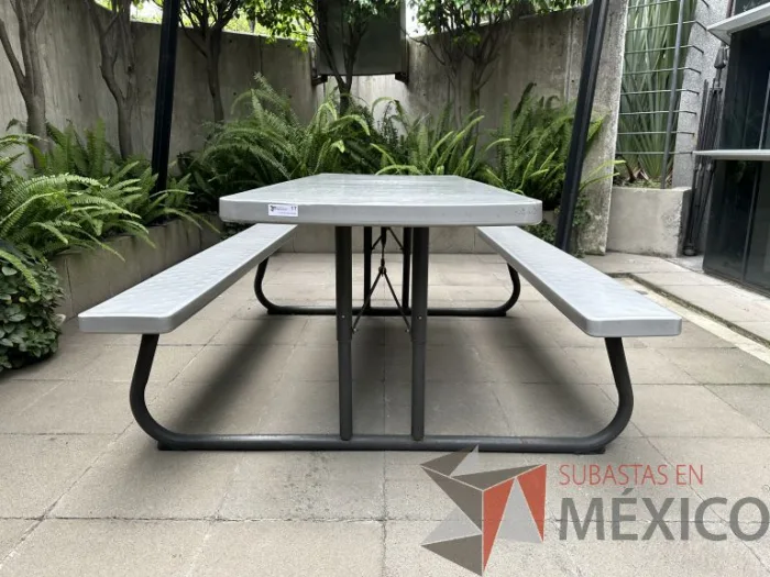 Lote 017 - Mesa rectangular con 2 bancas de plástico para terraza - Imagen 4