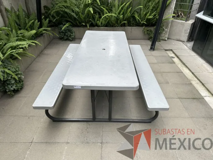 Lote 017 - Mesa rectangular con 2 bancas de plástico para terraza - Imagen 5