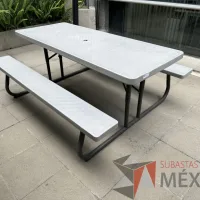 Lote 017 - Mesa rectangular con 2 bancas de plástico para terraza
