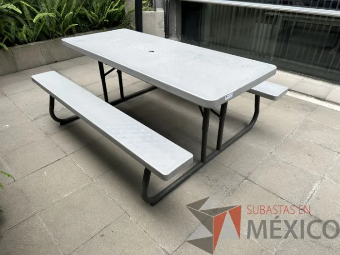 Lote 017 - Mesa rectangular con 2 bancas de plástico para terraza
