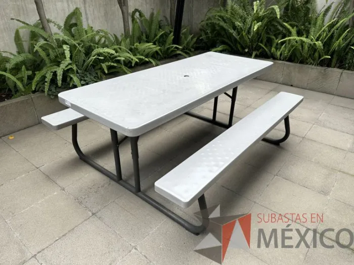 Lote 017 - Mesa rectangular con 2 bancas de plástico para terraza - Imagen 7