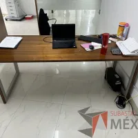 Lote 037 - Escritorio rectangular con estructura metálica y cubierta color café