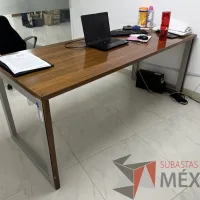 Lote 037 - Escritorio rectangular con estructura metálica y cubierta color café - Imagen 3