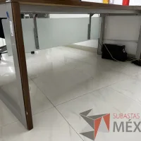 Lote 037 - Escritorio rectangular con estructura metálica y cubierta color café - Imagen 4