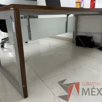 Lote 037 - Escritorio rectangular con estructura metálica y cubierta color café - Imagen 5