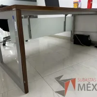 Lote 037 - Escritorio rectangular con estructura metálica y cubierta color café - Imagen 6