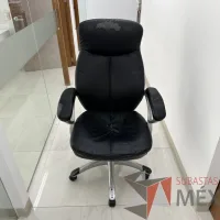 Lote 023 - Silla operativa con ruedas, descansabrazos, asiento y respaldo color negro