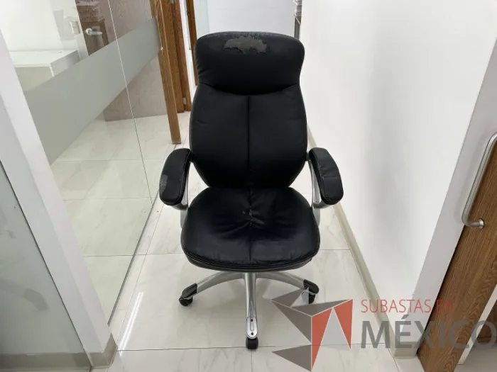 Lote 023 - Silla operativa con ruedas, descansabrazos, asiento y respaldo color negro