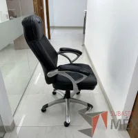 Lote 023 - Silla operativa con ruedas, descansabrazos, asiento y respaldo color negro - Imagen 3