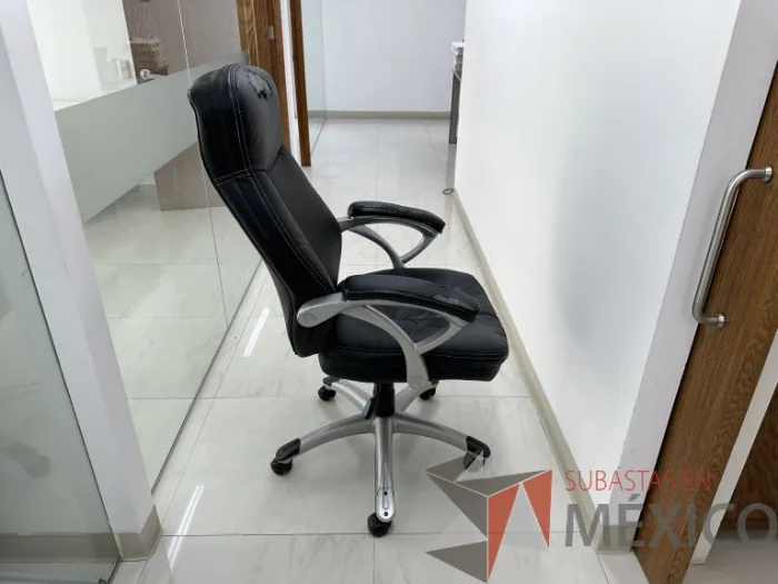 Lote 023 - Silla operativa con ruedas, descansabrazos, asiento y respaldo color negro - Imagen 3
