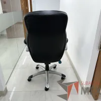 Lote 023 - Silla operativa con ruedas, descansabrazos, asiento y respaldo color negro - Imagen 4